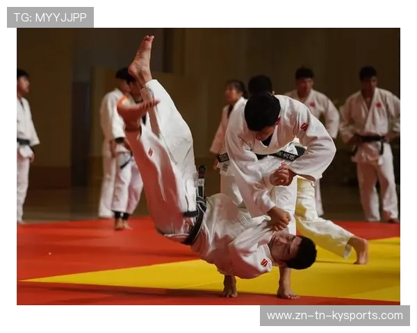 柔道队进行对抗训练，技法执行更扎实